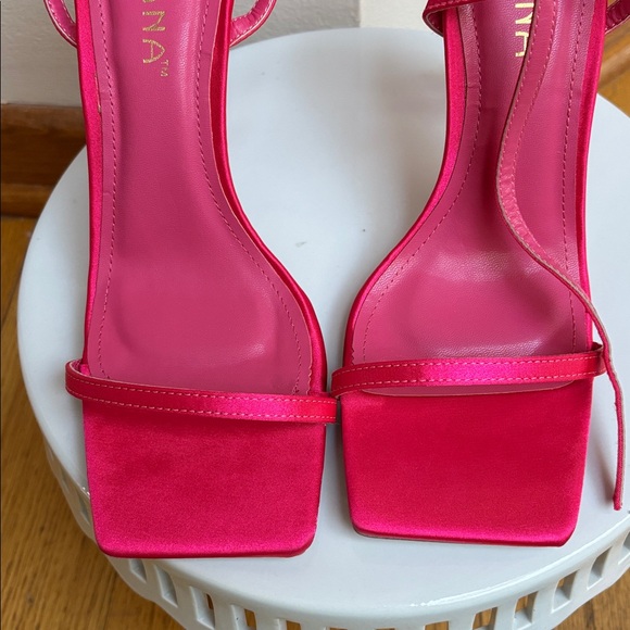 Hot pink liliana heels with heart shaped heel 7.5 charming hearts 💕VALENTINES - Picture 3 of 3